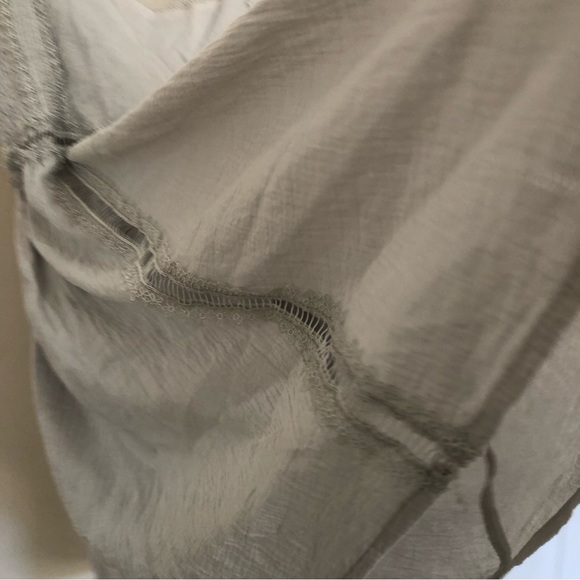 Ruffled sleeves smocked sides lace peak all over size small. - Picture 7 of 14